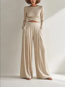 Elegante set beige con top a portafoglio a maniche lunghe e pantaloni a gamba larga pieghettati