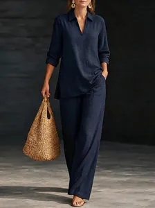 Completo casual da donna blu navy a due pezzi con maglia a scollo a V e pantaloni larghi