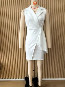 Detailansicht eines weißen ärmellosen V-Ausschnitt-Kleides mit Rüschendetails am Mannequin
