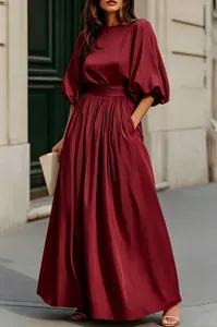Vista dettagliata dell'abito bordeaux stile francese con maniche a sbuffo