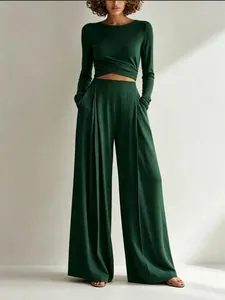 Elegante set due pezzi in maglia a coste verde scuro con top a portafoglio e pantaloni larghi