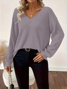 Detailopname van een casual mauve ribgebreide trui met V-hals gedragen door model
