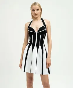 Κομψό ασπρόμαυρο ριγέ φόρεμα halter bandage φορεμένο από επαγγελματικό μοντέλο σε στούντιο