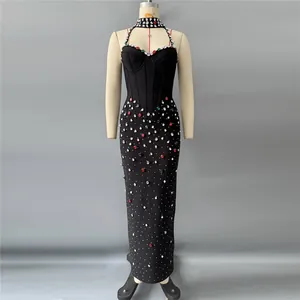 Vista detallada de un elegante vestido de noche bandage negro con pedrería de colores