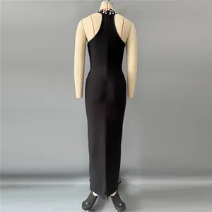 Vista trasera de un vestido largo bandage negro con elegante cuello de diamantes.