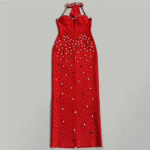 Elegante vestido bandage rojo con cuello halter y pedrería de colores para fiestas.