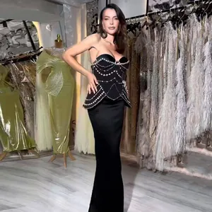 Elegante vestido de noche negro sin tirantes con perlas y corte entallado hasta el suelo