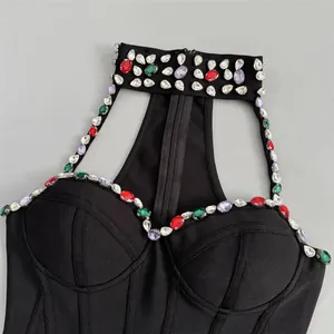 Primer plano de los detalles de pedrería en un vestido de fiesta bandage negro sexy