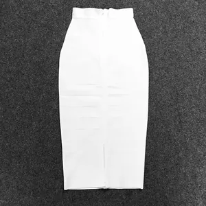 Λεπτομερής προβολή της λευκής ψηλόμεσης bandage midi φούστας με φερμουάρ στην πλάτη.