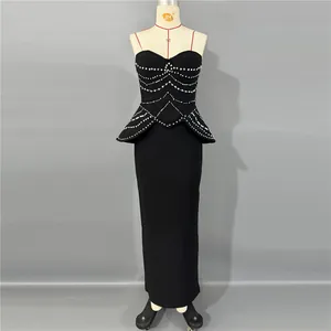 Vista detallada de vestido de noche negro palabra de honor con brillantes de strass