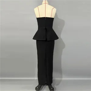 Vista trasera de un elegante vestido de noche negro sin tirantes con peplum y abertura