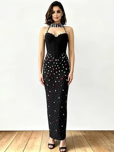 Elegante vestido de fiesta bandage negro de cintura alta con pedrería en una modelo.