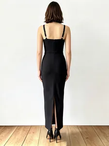 Elegante vestido bandage negro para banquetes con abertura trasera y corte ajustado sexy.