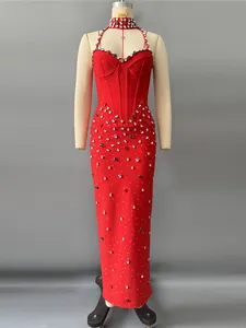 Elegante vestido de noche bandage rojo con pedrería de colores y gargantilla a juego para fiesta