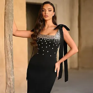 Vue détaillée de l'ornementation en strass sur le corsage d'une robe de soirée noire chic