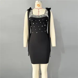 Vue détaillée de la robe bandage noire ornée de strass et bretelles nœuds