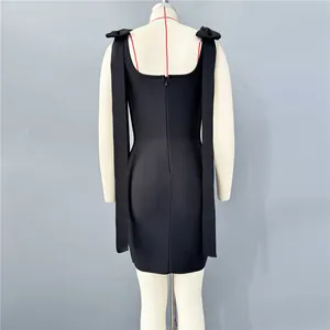 Vue arrière d'une robe bandage noire avec d'élégants nœuds surdimensionnés aux épaules.