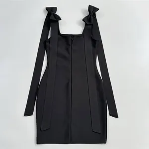 Vue arrière d'une mini robe bandage noire avec des nœuds décoratifs aux épaules