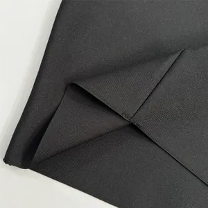 Détail en gros plan montrant la texture côtelée haut de gamme du tissu bandage noir.
