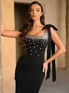 Robe bandage noire élégante avec strass et bretelles à nœuds pour soirées chics