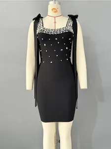 Robe de soirée bandage noire élégante avec ornements en strass brillants et nœuds
