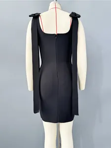 Vue arrière élégante d'une mini robe de soirée bandage noire moulante sur un mannequin