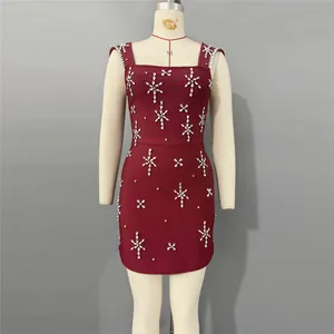 Elegant wijnrood bandagejurk-detail met handgezette sneeuwvlokpatronen van strass