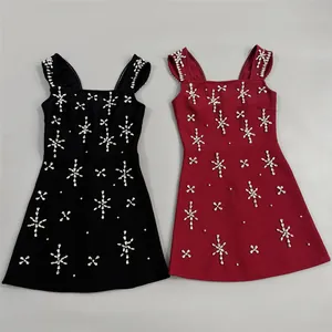 Elegante zwarte en rode mouwloze cocktailjurken met prachtige bloemige strass-versieringen.