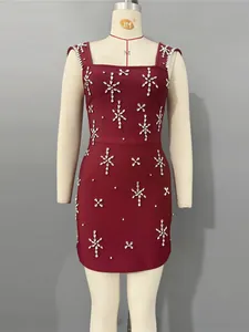 Elegante bordeauxrode bandage mini-jurk met strass bloempatronen voor feesten