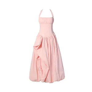 Gedetailleerd overzicht van een roze halterjurk met hoge taille en een plooirok