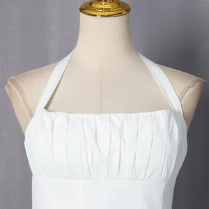Detailweergave van een witte halterjurk in Franse stijl met geplooide lijfjesdetails.