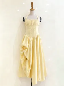 Franse stijl lichtgele halter maxi-jurk met gerimpeld lijfje en gedrapeerde rok