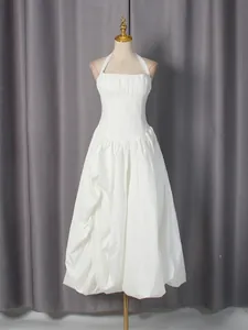 Elegante Franse witte halterjurk met geplooide taille en een volle rok voor dames