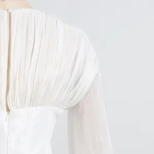 Elegante close-up van witte jurk in Franse stijl met gedetailleerde geplooide ruches en stof