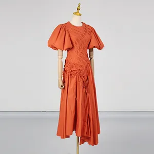 Elegante abito midi arancione con pieghe decorative e maniche a sbuffo ricercate