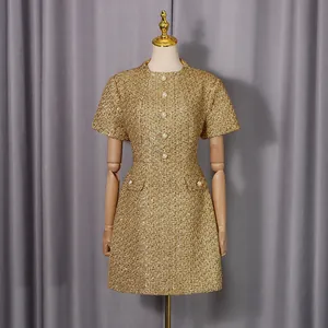 Vue macro détaillée d'une robe en tweed doré avec d'élégants boutons de perles blanches
