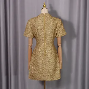 Vue arrière de la robe en tweed doré montrant la fermeture éclair et le tissu texturé