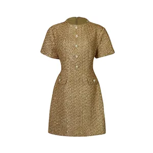 Détail d'une mini-robe en tweed doré vintage avec boutons perlés élégants et manches courtes