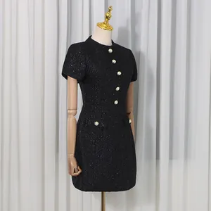 Robe courte en tweed noir élégante avec boutons nacrés et style vintage français