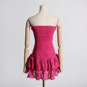 Vista detallada de la espalda de un vestido rosa palabra de honor con volantes