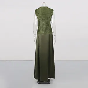 Rückansicht eines eleganten olivgrünen zweiteiligen Sets mit strukturiertem Oberteil und Rock