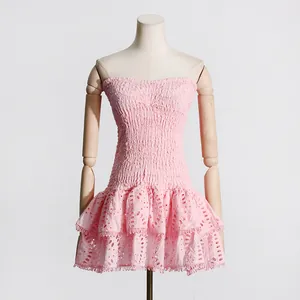 Vestido palabra de honor rosa con bordado inglés, cuerpo nido abeja y volantes