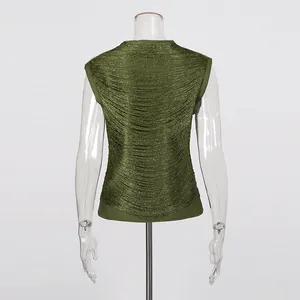 Rückansicht eines eleganten olivgrünen ärmellosen Oberteils mit metallischen Fransen