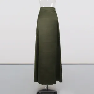Detailansicht eines dunkelolivgrünen Satin-Maxirocks mit einem eleganten Faltenwurf