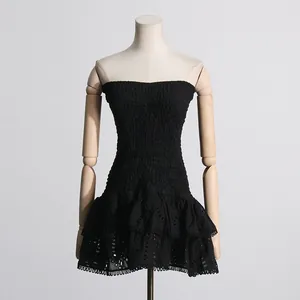 Vista detallada del vestido corto palabra de honor negro con bordados y dobladillo volante
