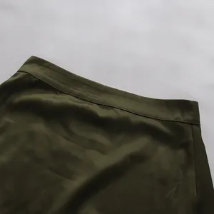Nahaufnahme des olivgrünen Satin-Rockbunds mit glatter Stofftextur und hoher Taille