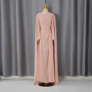 Elegante oudroze avondjurk met vloerlange cape-mouwen op een etalagepop getoond