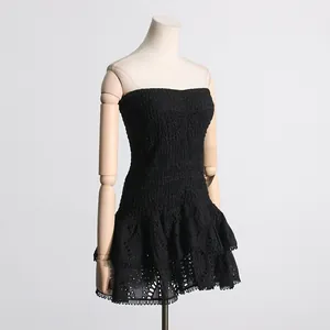 Vista detallada de vestido corto negro palabra de honor con volantes bordados