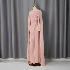 Elegante roze chiffon avondjurk met cape mouwen en geplooid lijfje voor formele gelegenheden.
