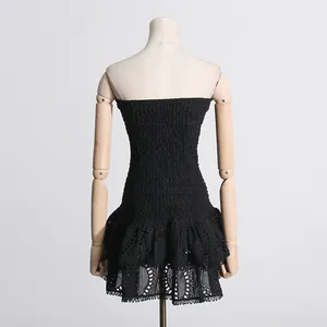 Vista trasera de un vestido corto palabra de honor negro con bordados y volantes
